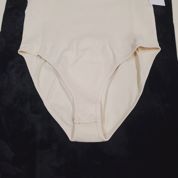 Tommy Control Shapewear Cream Long Sleeve Top - Picture 5 of 9